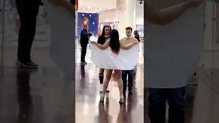 WHAT SHE WAS CARRYING in her hands will remain a mystery to me..🤦🏻‍♀️☺️ LA ELVÍRA 