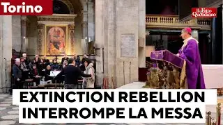 Torino, blitz di Extinction Rebellion in Duomo: attiviste leggono le encicliche del Papa sul clima