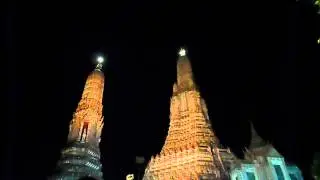 Как меняет цвет Храм Утренней Зари WAT ARUN во время молитв.