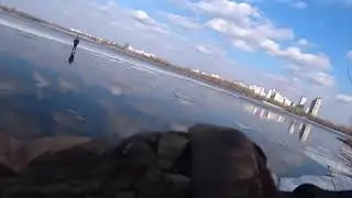 В Киеве рыбаки с помощью спиннинга спасли ребенка, которого унесло на льдине