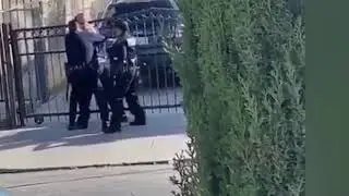 ABD polisi şiddet uygulamaya devam ediyor.  ( US police continue violence. He punched many times )