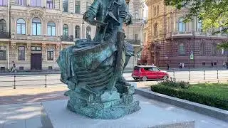 Невы державное течение. Гуляю по набережной.