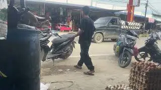 Suasana keramaian di depan toko runcit