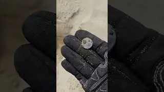 с металотърсач на плажа