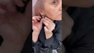 Кардиган с рисунком с чем носить? Образ из Reserved - удлиненный кардиган, юбка из экокожи, блузка.