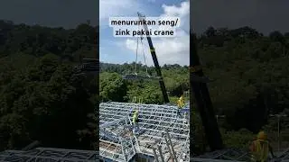 menurunkan zink pakai crane #shortsvideo #construction #crane #zink
