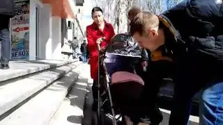 Водитель припарковался вплотную к лестнице