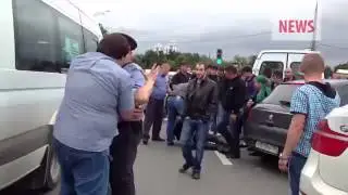 Жесть!!!!Дагестанцы избивают полицейского