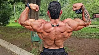 BODYBUILDER FAZENDO CAMINHADA NA PRAÇA