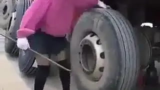 Девушка меняет колесо