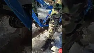 Проволился под лёд!!! Я от сюда выехаю ???