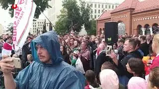 Эмоциональная речь мужчины на площади Независимости в Минске