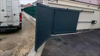 Portail coulissant Sectionnel créé par la Fabrik à Portail