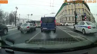 Обезьянка на Киа Рио обиделась, что не пустили, попугать решил. Ну не дурачок ли? 😂