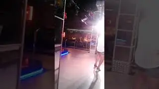 Пьяная девушка танцует часть  (1)