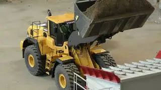 Volvo L250G fills telestack sieving plant