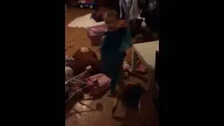 Приколы с детьми. Смешное видео. Детки убираются :-D Брат и сестра)))