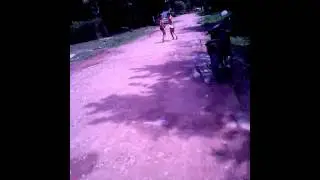 Reto 2 chicos corren en bóxer por la calle