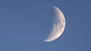 Почему это делают? Луна на закате
