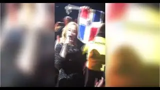 ADELE CON BANDERA DOMINICANA
