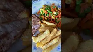 Grilled pork loin with chips and veggies for today😋🥩