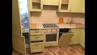 Фисташковая дубовая кухня с буфетом