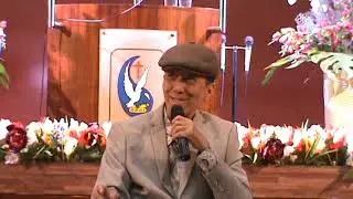 Pdt. Thomas Runkat memperkenalkan tamu hamba Tuhan