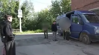 Родственники погибшего 19-ти летнего срочника общаются с военными, которые привезли его тело.