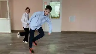 Школьники танцуют