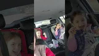 Чебурашка нынче в трэнде. Поют две маленькие девочки. Мои певицы)