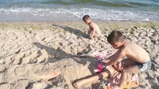Akel Maxim закапывает маму в песок