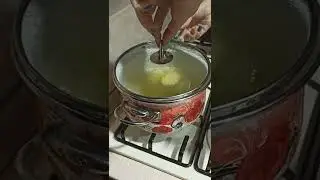 Как держать крышку кастрюли при открытой, чтобы она не падала