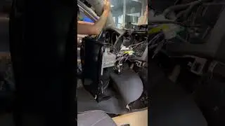 Установили штатное головное устройство в виде «тесла» на автомобиль Land Cruiser 200 2008 года