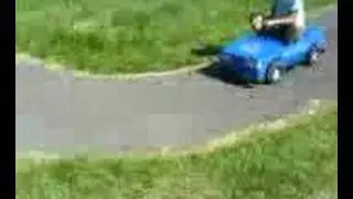 två pojkar som glider i sina bilar