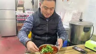 My husband really deserves to be a food eater. He will not miss any delicious noodles in Chongqing.