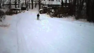 С горы на лыжах! Супер!