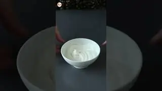 Ovos turcos (çılbır) com iogurte grego e molho picante
