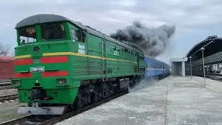 Дымящий тепловоз 3ТЭ10М-1246А с пассажирским поездом [CFM]