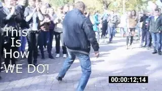 Пьяный мужик танцует