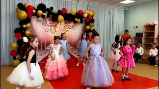 Танец "Модница" ("Я такая в маму...")