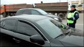 водитель блатного лексуса снимает тонировку