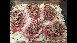 Готовимся к праздникам. Мясо на луковой подушке  в духовке.