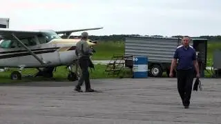 Вопрос - знатокам: что делает этот человек?