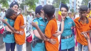 পুলিশকে কেন চুমু খেলেন রাস্তার পাগল মুখ খুললে তিনি নিজেই | Latest News