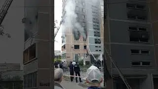 Пожар в жилом доме на Шолмова 26.07.24 Героическая борьба пожарных за спасение людей!