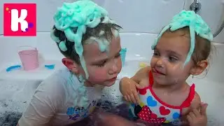 Катя с Максом красят воду шипучими шариками и стреляют ароматной пеной