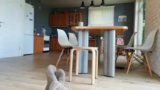 Люди мёрзнут в каркасном доме.