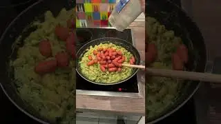 Spinatnudeln mit Würstchen
