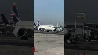 Watch This LATAM Dreamliner Dance!