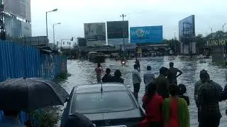 People of Pune Risking their Life | Rain Woes in Wakad | Risk of Flood